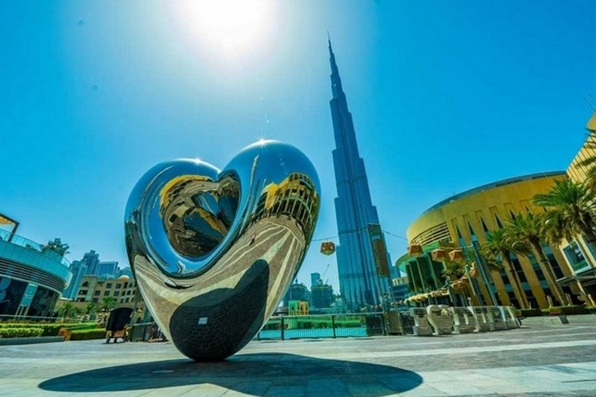 New 'LOVE ME' Heart Sculpture in Downtown Dubai | ExpatWoman.com