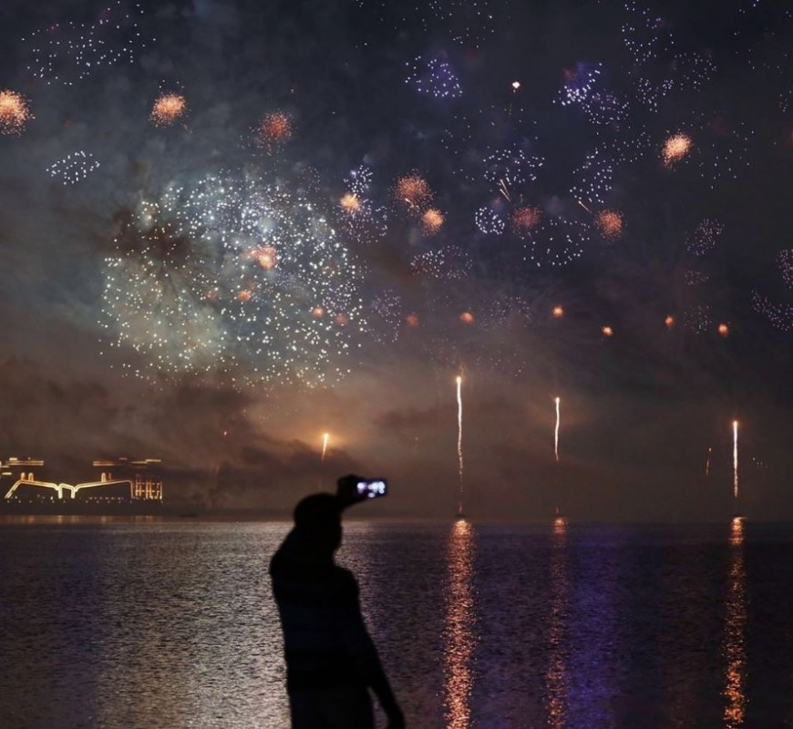 A New Year's reveller watching the RAK display, captured by @iamm7mmd