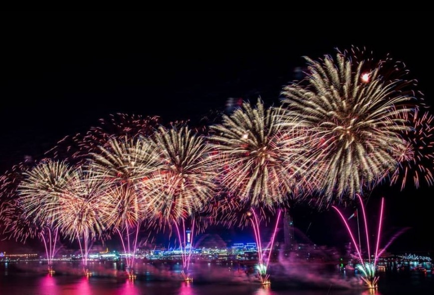 Abu Dhabi's fireworks captured by @fotosnappist