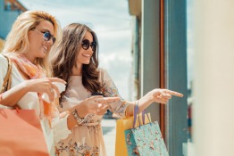 Shopping malls & street markets