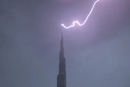 lightning strikes burj khalifa in dubai expatwoman com image of lightning